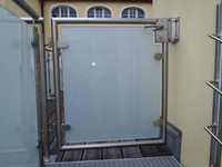Tür im Außenbereich aus Edelstahl und Glas